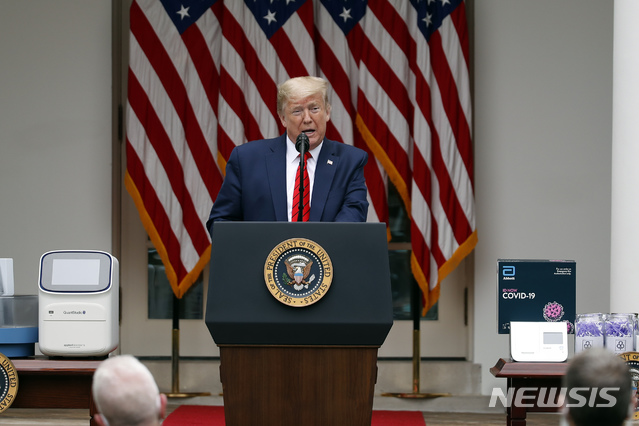 [워싱턴=AP/뉴시스]도널드 트럼프(오른쪽) 대통령이 11일(현지시간) 백악관 로즈가든에서 신종 코로나바이러스 감염증(코로나19) 브리핑을 하고 있다. 트럼프 대통령은 중국에 유리한 조건으로 무역 합의 재협상이 이뤄질 가능성에 관한 기자 질문에 "전혀 관심 없다"라고 밝히며 "중국이 서명한 합의를 잘 지키는지 보자"라고 말했다. 2020.05.12.