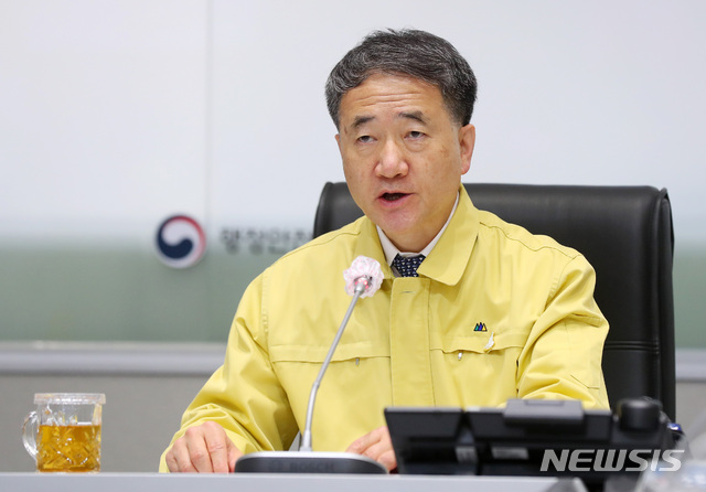 [서울=뉴시스]전신 기자 = 박능후 중앙재난안전대책본부 1차장(보건복지부 장관)이 12일 서울 종로구 정부서울청사에서 열린 신종 코로나바이러스 감염증(코로나19) 대응 중앙재난안전대책본부 회의를 주재하고 있다. 2020.05.12. photo1006@newsis.com