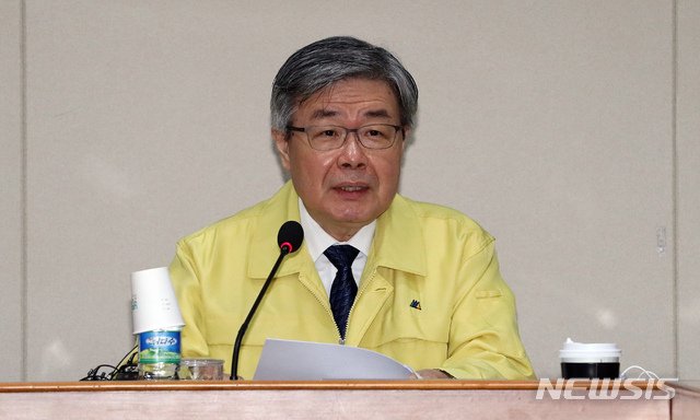 [세종=뉴시스]강종민 기자 = 이재갑 고용노동부 장관이 12일 오전 정부세종청사에서 열린 비상경제 중앙대책본부 제2차 고용위기 대응반 회의에서 모두발언을 하고 있다. 2020.05.12. ppkjm@newsis.com