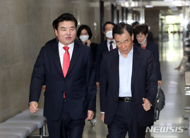 [서울=뉴시스] 고승민 기자 = 원유철 미래한국당 대표가 12일 서울 여의도 국회에서 열린 최고위원회의에 들어서고 있다. 2020.05.12. kkssmm99@newsis.com