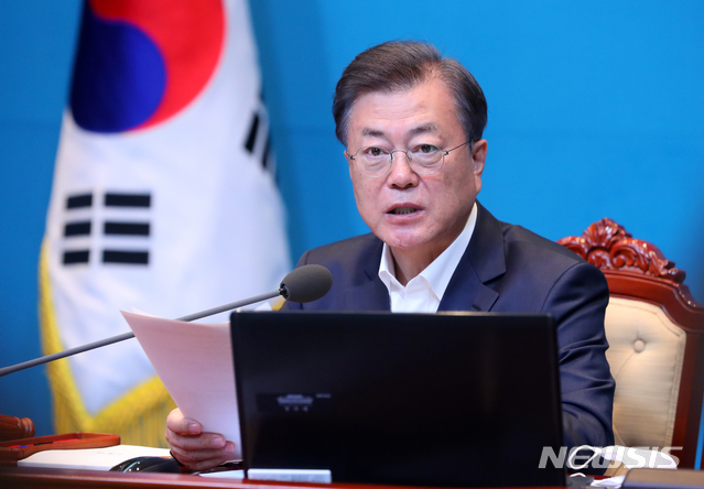 [서울=뉴시스]배훈식 기자 = 문재인 대통령이 12일 청와대 여민관에서 열린 국무회의에 참석해 발언하고 있다. 2020.05.12. dahora83@newsis.com