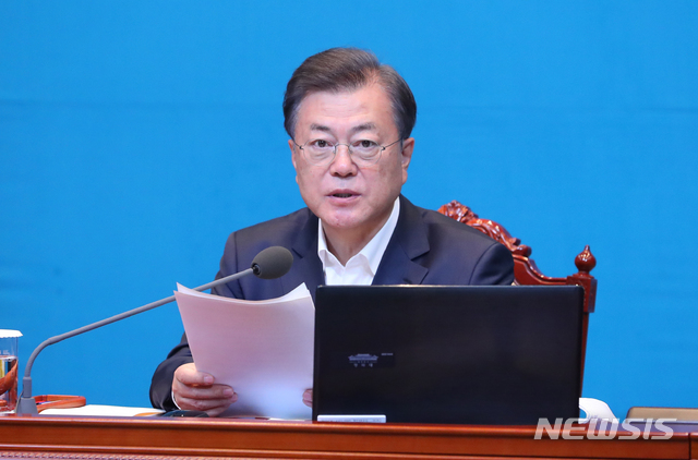 [서울=뉴시스]배훈식 기자 = 문재인 대통령이 지난 12일 청와대 여민관에서 열린 국무회의에 참석해 발언하고 있다. 2020.05.12. dahora83@newsis.com