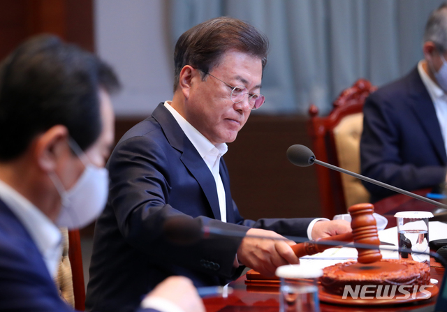 [서울=뉴시스]배훈식 기자 = 문재인 대통령이 12일 청와대 여민관에서 열린 국무회의에 참석해 의사봉을 두드리고 있다. 2020.05.12.&nbsp; dahora83@newsis.com