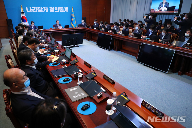 [서울=뉴시스]배훈식 기자 = 문재인 대통령이 12일 청와대 여민관에서 열린 국무회의를 주재하고 있다. 2020.05.12.&nbsp; dahora83@newsis.com
