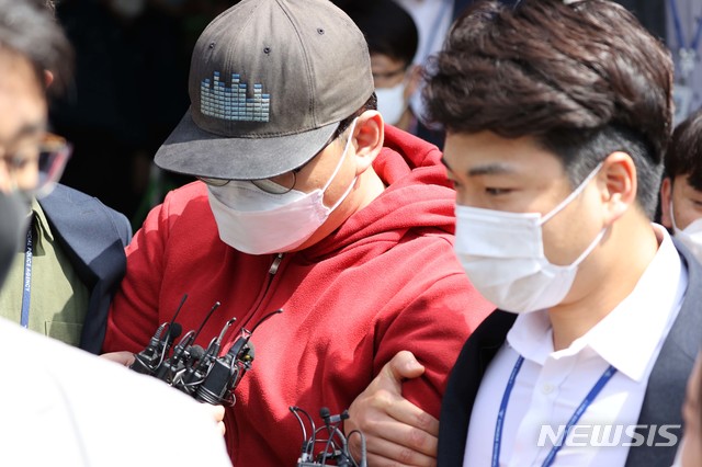 [안동=뉴시스] 이무열 기자 = 텔레그램 n번방 개설자로 알려진 일명 '갓갓'으로 불리는 A(24)씨가 12일 오전 경북 안동경찰서에서 구속 전 피의자 심문(영장실질심사)을 받기 위해 대구지법 안동지원으로 이송되고 있다. 2020.05.12. lmy@newsis.com 