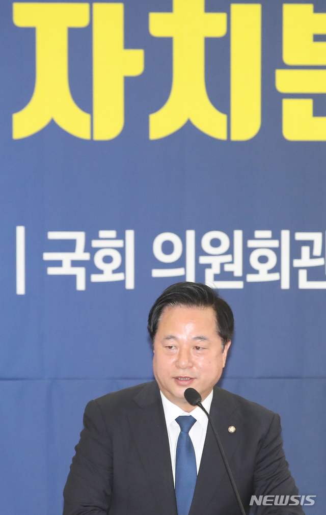 [서울=뉴시스]김명원 기자 = 김두관 더불어민주당 의원이 12일 오전 서울 여의도 국회 의원회관에서 열린 포스트 코로나와 자치분권 대토론회 : 포스트 코로나와 자치분권의 과제에 참석해 인사말을 하고 있다. 2020.05.12. kmx1105@newsis.com