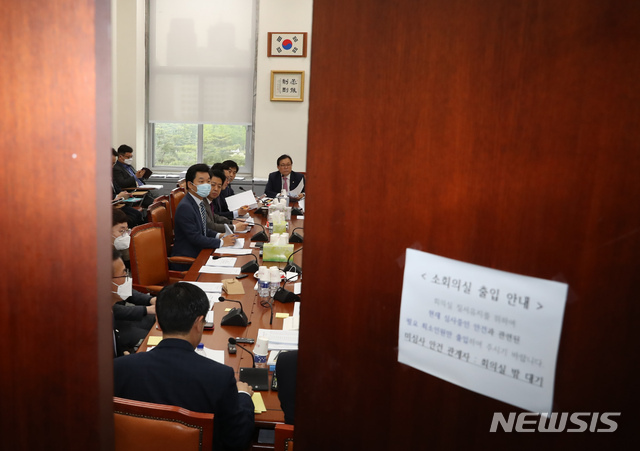 [서울=뉴시스] 고승민 기자 = 이채익 국회행정안전위원회 법안심사소위원장이 12일 서울 여의도 국회에서 제주 4.3사건 진상규명 및 희생자 명예회복에 관한 특별법 개정안 등을 안건으로 열린 법안심사소위원회를 주재하고 있다. 2020.05.12.kkssmm99@newsis.com