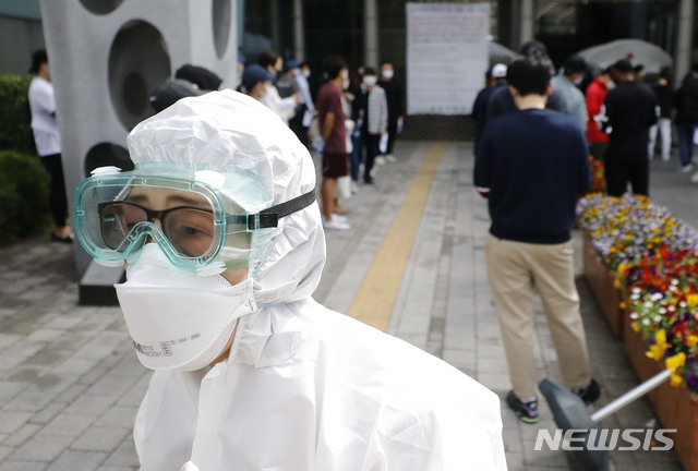 [서울=뉴시스] 최동준 기자 = 신종 코로나바이러스 감염증(코로나19) 확진자가 27 증가한 12일 서울 용산보건소 선별진료소를 찾은 시민들과 외국인들이 검사를 받기 위해 줄을 서고 있다. 2020.05.12.&nbsp; photocdj@newsis.com
