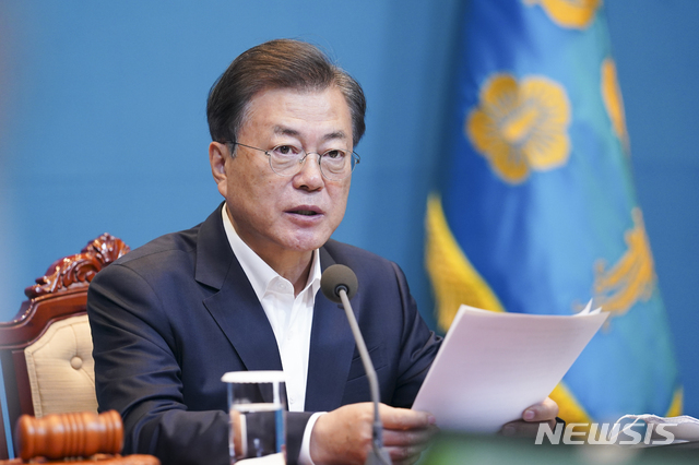 [서울=뉴시스]배훈식 기자 = 문재인 대통령이 12일 청와대 여민관에서 열린 국무회의에 참석해 발언하고 있다. 2020.05.12.&nbsp; dahora83@newsis.com
