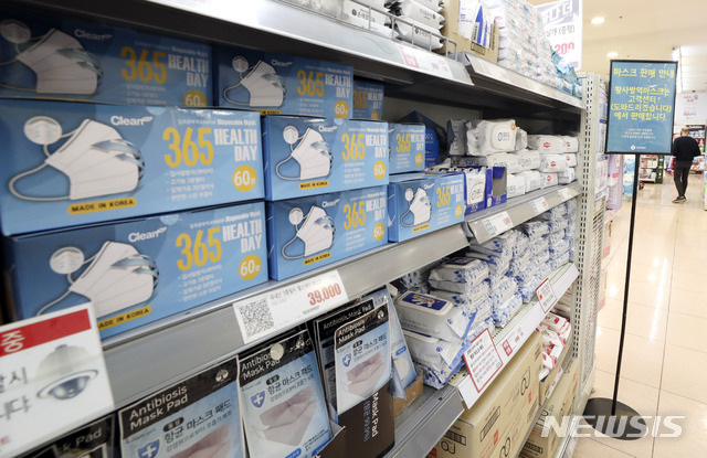 [서울=뉴시스]최진석 기자 = 12일 서울 한 대형마트에 덴탈 마스크가 진열돼 있다. 최근 날씨가 더워지며 KF94, KF80 등의 방역마스크 대신 덴탈 마스크를 찾는 이들이 많아져 '덴탈 마스크' 품귀 현상이 빚어지고 있다. 2020.05.12. myjs@newsis.com