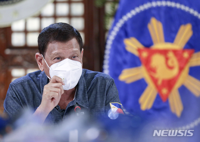 [마닐라=AP/뉴시스]로드리고 두테르테 필리핀 대통령이 12일(현지시간) 마닐라 대통령궁에서 각료 회의를 하고 있다. 2020.05.12. 