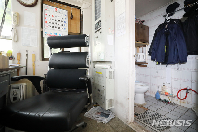 [서울=뉴시스] 박미소 기자 = 지난 12일 경비원이 극단적 선택을 한 서울 강북구 한 아파트의 경비실이 비어있다. 지난달 21일과 27일, 아파트 주차장에서 발생한 주차 문제로 인해 입주민에게 폭행을 당한 경비원 최모씨는 지난 10일 자신의 자택에서 숨진 채 발견됐다.2020.05.12. misocamera@newsis.com