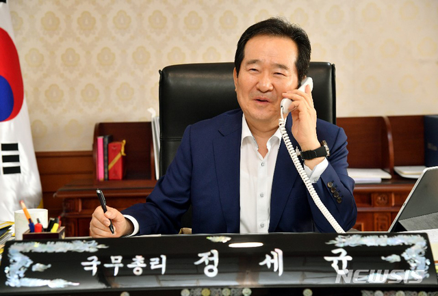 [서울=뉴시스]정세균 국무총리가 12일 크리스티아 프리랜드 캐나다 부총리와 전화 통화를 하고 있다. (사진=총리실 제공) 2020.05.12.&nbsp; photo@newsis.com