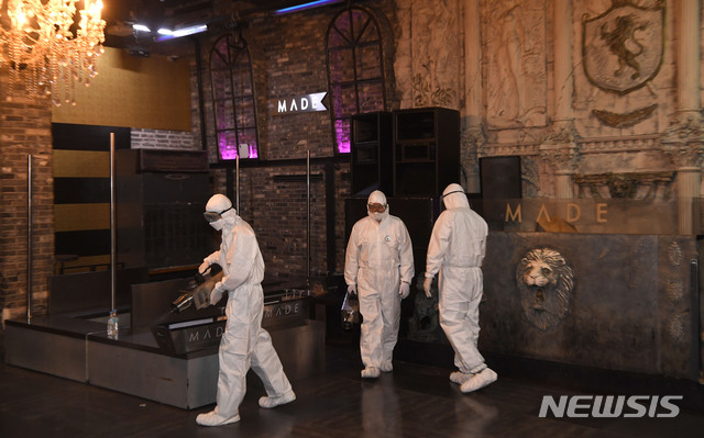 [서울=뉴시스] 최동준 기자 = 용산구 보건소 방역 관계자들이 12일 신종 코로나바이러스 감염증(코로나19) 확진자가 다녀간 서울 용산구 이태원의 클럽 '메이드'에서 방역 작업을 하고 있다. 2020.05.12.&nbsp; photo@newsis.com