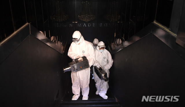 [서울=뉴시스] 최동준 기자 = 용산구 보건소 방역 관계자들이 12일 신종 코로나바이러스 감염증(코로나19) 확진자가 다녀간 서울 용산구 이태원의 클럽 '메이드'에서 방역 작업을 하고 있다. 2020.05.12. photo@newsis.com