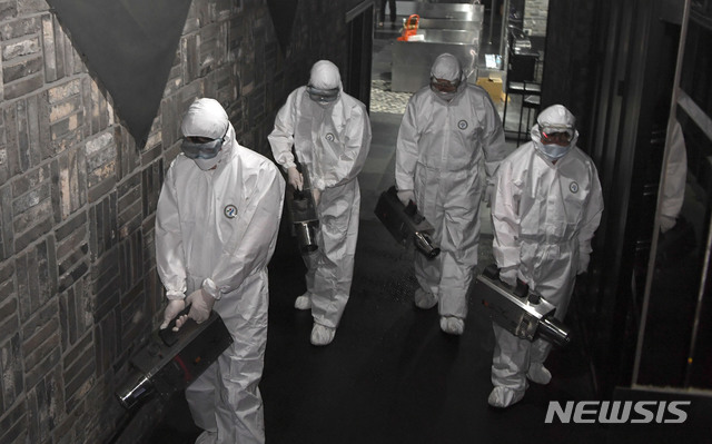 [서울=뉴시스] 최동준 기자 = 용산구 보건소 방역 관계자들이 12일 신종 코로나바이러스 감염증(코로나19) 확진자가 다녀간 서울 용산구 이태원의 클럽 '메이드'에서 방역 작업을 하고 있다. 2020.05.12.&nbsp; photo@newsis.com