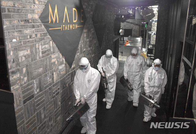 [서울=뉴시스] 최동준 기자 = 용산구 보건소 방역 관계자들이 12일 신종 코로나바이러스 감염증(코로나19) 확진자가 다녀간 서울 용산구 이태원의 클럽 '메이드'에서 방역 작업을 하고 있다. 2020.05.12. photo@newsis.com