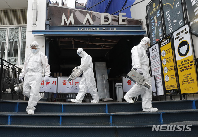 [서울=뉴시스] 최동준 기자 = 용산구 보건소 방역 관계자들이 12일 신종 코로나바이러스 감염증(코로나19) 확진자가 다녀간 서울 용산구 이태원의 클럽 '메이드'에서 방역 작업을 하고 있다. 2020.05.12.&nbsp; photocdj@newsis.com