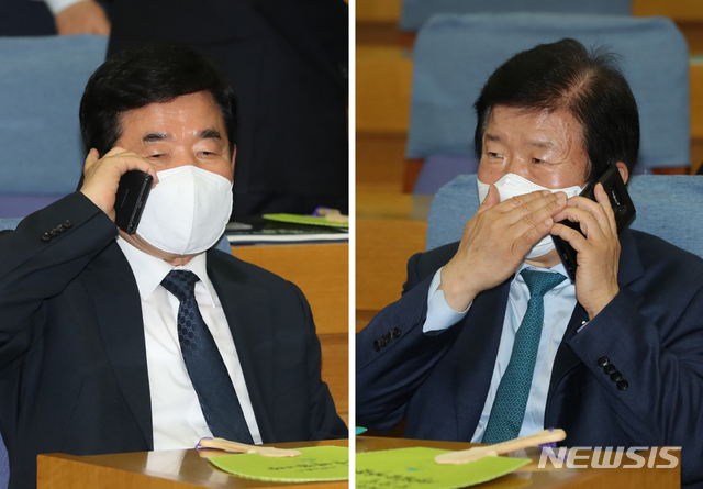 [서울=뉴시스] 고승민 기자 = 더불어민주당 박병석(오른쪽) 의원과 김진표 의원이 12일 서울 여의도 국회 의원회관에서 열린 제21대 국회의원 당선자 대상 기후재난 비상대응 국회토론회에서 각각 전화 통화를 하고 있다. 2020.05.12. kkssmm99@newsis.com