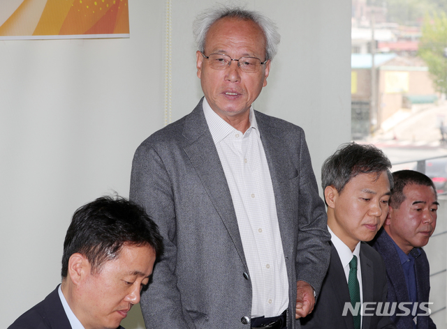 [전주=뉴시스] 김얼 기자 = 문성현 대통령직속 경제사회노동위원장이 12일 전북 전주시 기와한정식에서 '해고 없는 도시 전주' 정책 현장 간담회를 갖고 인사말을 하고 있다. 2020.05.12.pmkeul@newsis.com