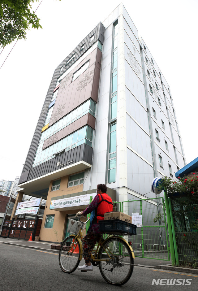 [서울=뉴시스] 박미소 기자 = 동대문경찰서가 신앙 훈련 명목으로 인분 섭취를 강요한 교회 압수수색을 마친 12일 오후 서울 동대문구의 빛과진리교회 앞을 한 시민이 지나가고 있다.2020.05.12.&nbsp; misocamera@newsis.com