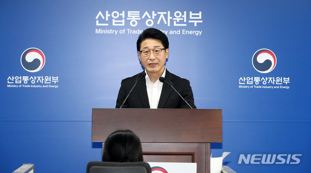 [세종=뉴시스]강종민 기자 = 이호현 산업통상자원부 무역정책관이 12일 오후 정부세종청사에서 지난해 7월 발표한 '수출규제 강화 조치'에 대한 문제 해결 방안을 이달 말까지 밝혀줄 것을 일본 정부에 요구하고 있다. 2020.05.12.&nbsp; ppkjm@newsis.com