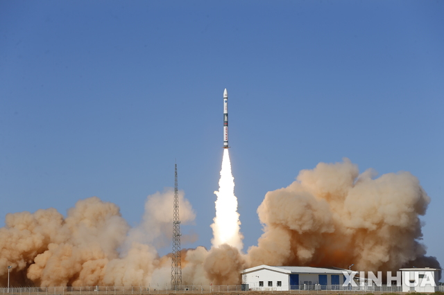 [주취안=신화/뉴시스] 중국 우주당국은 12일 시진핑(習近平) 지도부가 차세대 기술산업으로 육성하는 사물인터넷(IoT)용 통신위성 2기를 성공리에 발사했다. 이날 오전 9시16분께 네이멍구 자치구 주취안(酒泉) 위성발사센터에서 싱윈(行雲) 2호 01과 02 위성을 탑재한 콰이저우(快舟) 1호A(甲) 운반로켓이 우주로 날아갔다. 2020.05.12 