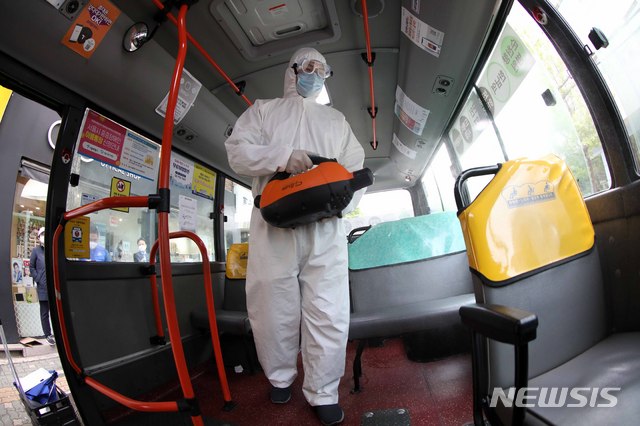 [서울=뉴시스]김선웅 기자 = 이태원발 코로나19가 확산하는 가운데 12일 서울 용산구 한남동에서 한국방역협회 서울특별시지회 관계자들이 이태원 일대을 운행하는 용산01 마을버스 내부를 소독, 방역을 하고 있다. 2020.05.12.&nbsp; mangusta@newsis.com