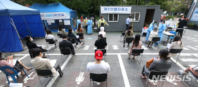 [서울=뉴시스] 이윤청 기자 = 방역당국이 이태원 클럽 관련 신종 코로나바이러스 감염증(코로나19) 확진자가 102명이라고 밝힌 12일 오후 서울 성동구보건소에서 시민들이 검사를 위해 거리를 두고 대기하고 있다. 2020.05.12. radiohead@newsis.com