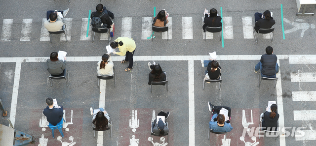 [서울=뉴시스] 이윤청 기자 = 방역당국이 이태원 클럽 관련 신종 코로나바이러스 감염증(코로나19) 확진자가 102명이라고 밝힌 12일 오후 서울 성동구보건소에서 시민들이 검사를 위해 거리를 두고 대기하고 있다. 2020.05.12.&nbsp; radiohead@newsis.com