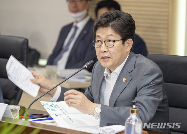 [서울=뉴시스] 이영환 기자 = 조명래 환경부 장관이 12일 오후 서울 은평구 한국환경산업기술원에서 열린 환경부 산하 공공기관과의 녹색산업 혁신 성장을 위한 토론회에 참석해 기관별 적극적인 역할을 당부하고 있다. (사진=환경부 제공) 2020.05.12. photo@newsis.com