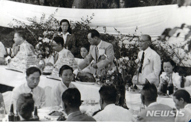 [서울=뉴시스] 김두봉 최고인민회의 상임위원장이 1949년 평양에서 열린 박헌영 남로당 위원장과 윤레나의 결혼식(재혼)에 참석해 축사하고 있다. 왼쪽부터 스티코프 초대 북한주재 소련대사, 김일성 내각 수상, 박헌영 부수상, 김두봉. (사진=미국 국립문서기록청) 2020.05.17. photo@newsis.com