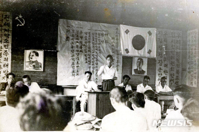 [서울=뉴시스] 1946년 8월 북조선공산당 함경남도 신흥군당 주요 당원들이 확대집행위원회를 열고 북조선공산당과 조선신민당의 합당 결정에 대한 보고와 북조선노동당 강령, 규약 초안에 대해 토의를 하고 있다. 신흥군은 공산당과의 합당에 반대하는 신민당 지부의 목소리가 강했던 지역 중 하나다. 1946년 7월 29일 북조선공산당과 조선신민당 중앙위원회 확대연합회의에서 합당을 공식 결정한 후 8월 초부터 면~군~도당의 순서로 각 지열별로 지방당 회의가 개최됐다. (사진=미디어한국학 제공) 2020.05.17. photo@newsis.com