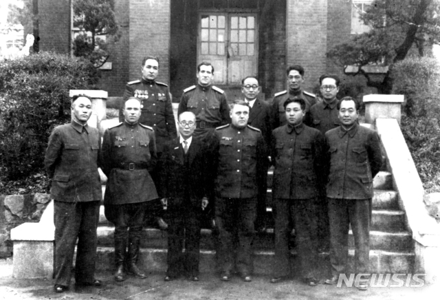 [서울=뉴시스] 1948년 9월 북한 정권 수립 직후 내각 청사 앞에서 소련군 민정사령부의 주요 간부와 북조선노동당의 주요 계파를 대표하는 당 중앙위원들이 기념촬영을 하고 있다. 앞줄 왼쪽부터 허가이 북조선노동당 부위원장, 김일성(金日成) 내각 수상, 레베데프 소련군 민정사령관, 김두봉(金枓奉) 최고인민회의 상임위원장, 소련 민정부의 이그나치예프 대좌, 김책(金策) 부수상 겸 산업상. 뒷줄 왼쪽부터 주녕하(朱寧河) 교통상, 박일우(朴一禹) 내무상, 최창익(崔昌益) 재정상. 이들 중 김두봉, 최창익, 박일우가 연안파로 분류된다. 이 사진은 일반적으로 1946년 8월 말 북로당 창립 직후 촬영한 것으로 알려졌지만 뒤의 건물과 복장 등으로 볼 때 1948년 9월에 촬영된 것이 틀림없다. (사진=미디어한국학 제공) 2020.05.17. photo@newsis.com