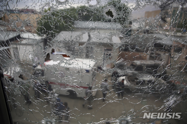 [카불(아프가니스탄)=AP/뉴시스]지난 12일 무장괴한들의 공격을 받은 아프가니스탄 수도 카불의 한 산부인과 병원의 부서진 창문 밖으로 아프간 군인들의 모습이 보인있다. 아프간 관리들은 13일 이번 공격으로 신생아 2명을 포함해 산모와 간호사 등 24명이 숨지고 16명이 부상했다고 밝혔다. 2020.5.14