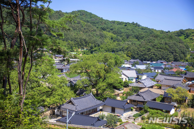 [산청=뉴시스] 산청군 단성면 남사예담촌 고택기와 모습.