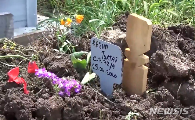 [서울=뉴시스]영국 '더 선'은 13일(한국시간) "터키의 축구선수 세베르 톡타스가 아들을 살해한 후, 자백했다"고 전했다. 사망한 아들 카심의 묘. (사진 = 더 선 캡처) 
