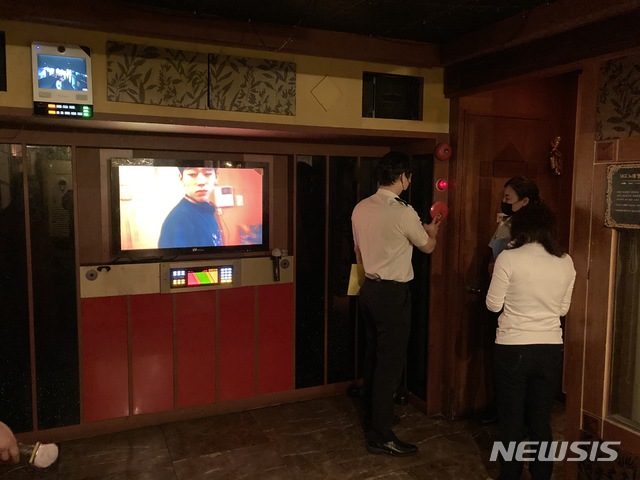 [대구=뉴시스]김정화 기자 = 대구 수성소방서는 신종 다중이용업소인 ‘뮤비방’을 대상으로 소방안전점검을 실시했다. (사진 = 대구 수성소방서 제공) 2020.05.13. photo@newsis.com