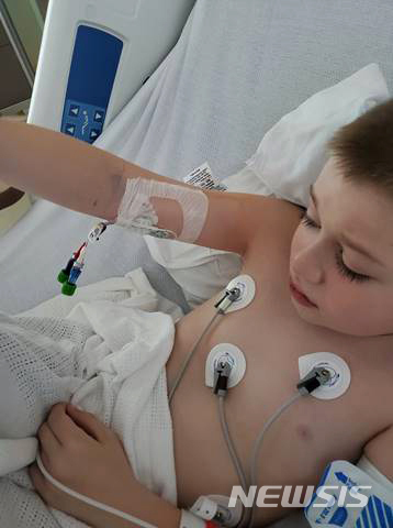 [뉴욕=AP/뉴시스]바비 딘의 가족이 공개한 날짜 미상의 사진에서 바비 딘(9)이 심한 탈수증, 복통, 심박수 증가 등의 증상으로 미국 뉴욕 로체스터의 한 병원에 입원해 치료를 받고 있다. 바비는 병원에서 신종 코로나바이러스 감염증(코로나19) 양성 반응을 보였으며 의료진은 코로나19와 관련한 소아 다계통 염증 증후군을 진단했다. 바비의 어머니는 지난 4월 가벼운 코로나19 증상으로부터 회복한 바 있으며 바비는 입원 6일 후인 10일(현지시간) 퇴원해 집으로 돌아갔다. 2020.05.13.