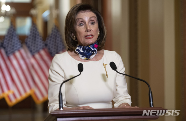 [워싱턴=AP/뉴시스]12일(현지시간) 미국 민주당 소속 낸시 펠로시 하원의장이 의회에서 3조달러 규모 신종 코로나바이러스 감염증(코로나19) 추가 부양책과 관련해 발언 중인 모습. 2020.05.13.