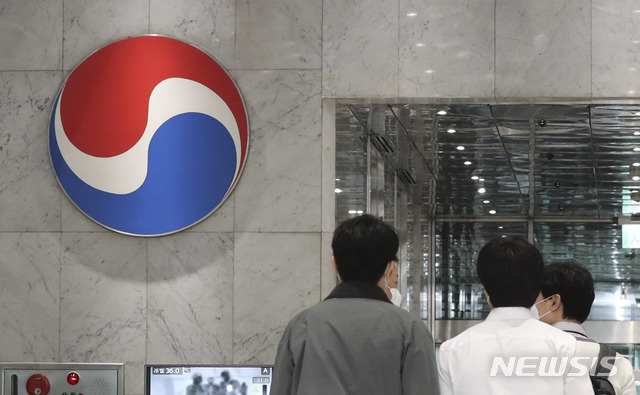 [서울=뉴시스]최진석 기자 = 13일 이사회가 열린 서울 중구 서소문 대한항공빌딩 로비의 모습. 2020.05.13.&nbsp; myjs@newsis.com