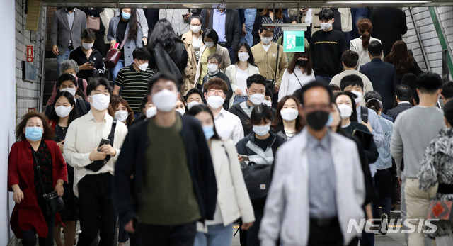 [서울=뉴시스]김선웅 기자 = 지난 13일 오전 서울 사당역에서 마스크를 쓴 시민들이 지하철 역사를 오가고 있다. 2020.05.13.&nbsp; mangusta@newsis.com
