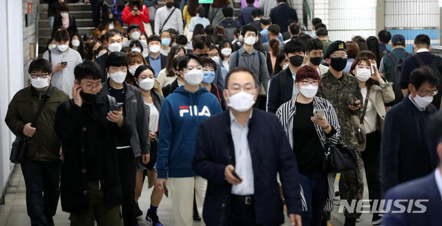[서울=뉴시스]김선웅 기자 = 사진은 2020년 5월 13일 오전 서울 사당역에서 마스크를 쓴 시민들이 지하철 역사를 오가고 있는 모습. 2020.05.13. mangusta@newsis.com