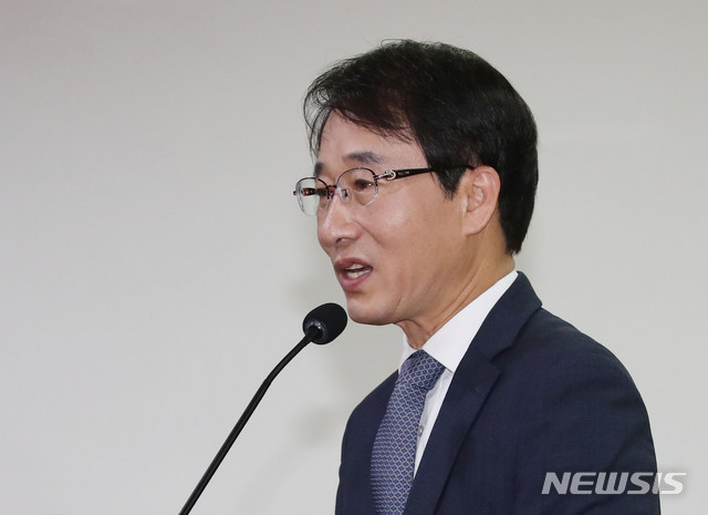 [서울=뉴시스] 김진아 기자 = 이원욱 더불어민주당 의원이 13일 서울 여의도 국회 의원회관에서 민주당 이원욱·김병욱 의원 공동주최로 열린 '포스트코로나 언택트산업 전략지원' 토론회에서 인사말을 하고 있다. 2020.05.13.&nbsp; bluesoda@newsis.com