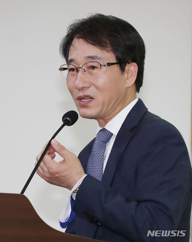 [서울=뉴시스] 김진아 기자 = 이원욱 더불어민주당 의원이 13일 서울 여의도 국회 의원회관에서 민주당 이원욱·김병욱 의원 공동주최로 열린 '포스트코로나 언택트산업 전략지원' 토론회에서 인사말을 하고 있다. 2020.05.13. bluesoda@newsis.com