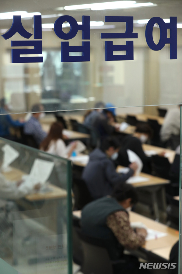 KDI "올해 취업자 증가 '0'…코로나 잡히면 내년엔 정상궤도"