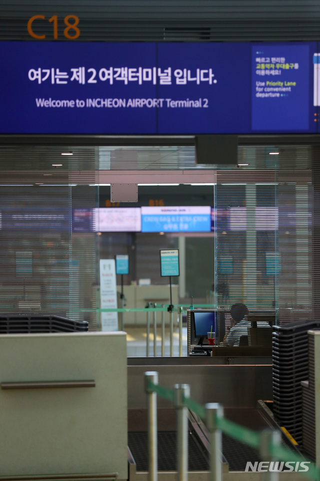 [인천공항=뉴시스] 전신 기자 = 이태원 클럽발 신종 코로나바이러스 감염증(코로나19) 확산세가 지속되는 가운데 13일 인천국제공항 제2여객터미널이 썰렁한 모습을 보이고 있다. 2020.05.13. photo1006@newsis.com