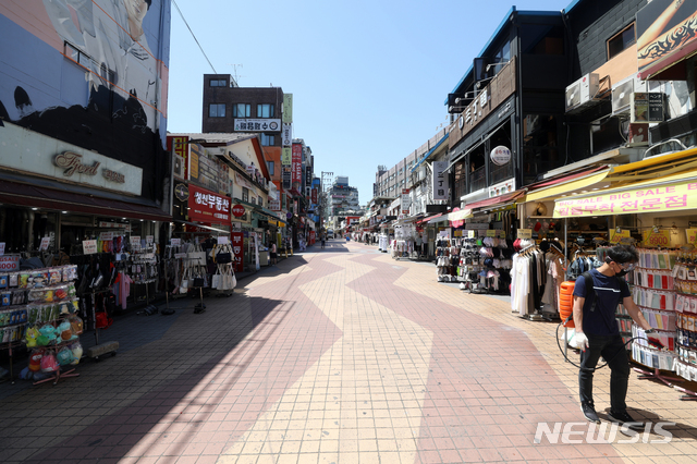 [서울=뉴시스] 이윤청 기자 = 이태원 클럽에 이어 홍대 주점을 방문한 사람들 중에서도 신종 코로나바이러스 감염증(코로나19) 확진자가 발생한 13일 서울 마포구 홍대거리에서 홍대소상공인번영회 관계자들이 일대를 방역하고 있다. 2020.05.13. radiohead@newsis.com