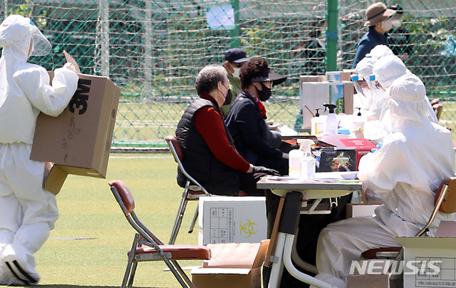 [인천=뉴시스] 이종철 기자 = 인천에서 '서울 이태원 클럽발' 신종 코로나바이러스 감염증(코로나19) 확진자가 무더기로 발생한 가운데 13일 오전 인천시 미추홀구 운동장에 설치된 코로나19 선별진료소에서 세움학원 수강생(138명)과 팔복교회 신도(600명)들이 검사를 받고 있다. 2020.05.13. jc4321@newsis.com