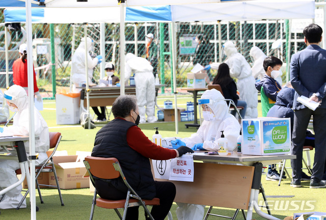 [인천=뉴시스] 이종철 기자 = 인천에서 '서울 이태원 클럽발' 신종 코로나바이러스 감염증(코로나19) 확진자가 무더기로 발생한 가운데 13일 오전 인천시 미추홀구 운동장에 설치된 코로나19 선별진료소에서 세움학원 수강생(138명)과 팔복교회 신도(600명)들이 검사를 받고 있다. 2020.05.13. jc4321@newsis.com